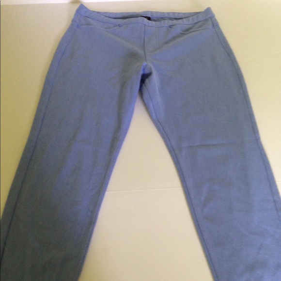 HUE Denim - NWOT $39 HUE COTTON JEANS CAPRI LEGGINGS SIZE M HUE Denim - NWOT $39 HUE COTTON JEANS CAPRI LEGGINGS SIZE M